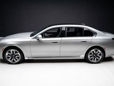 Used 2023 BMW i7 xDrive60 w/ Executive Package 2 AWD/4WD image 18