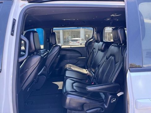 Used 2023 Chrysler Pacifica Touring-L w/ Uconnect Theater Family Group FWD image 12