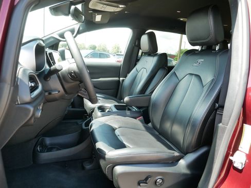 Used 2023 Chrysler Pacifica Touring-L w/ S Appearance Package FWD image 33