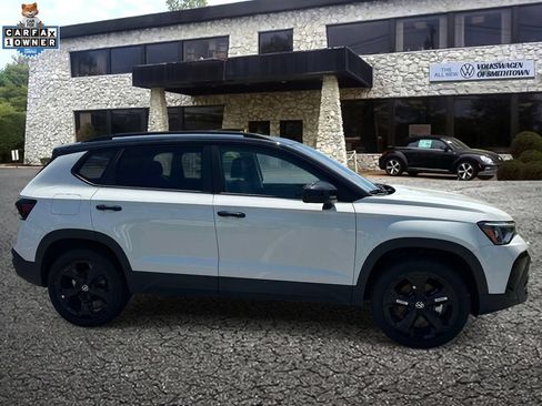 Used 2025 Volkswagen Taos SE AWD/4WD image 5