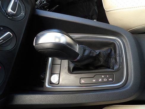 Used 2017 Volkswagen Jetta SE FWD image 32