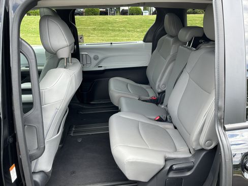 Used 2026 Toyota Sienna XLE FWD image 31