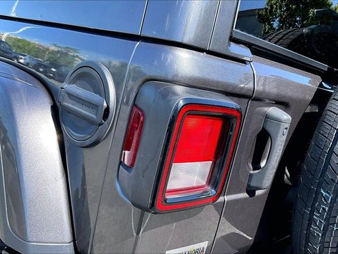 Used 2022 Jeep Wrangler Unlimited Sahara AWD/4WD image 26