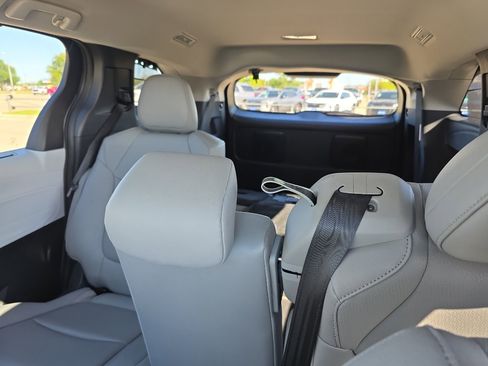 Certified 2026 Toyota Sienna XLE FWD image 7