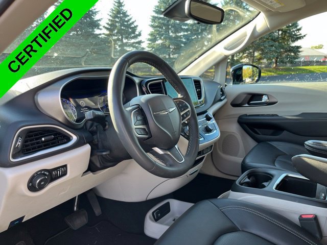 Used 2024 Chrysler Pacifica Touring-L FWD image 12