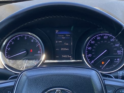 Used 2018 Toyota Camry SE FWD image 19