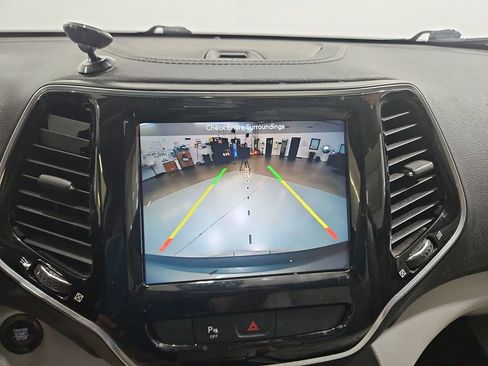 Used 2019 Jeep Cherokee Limited w/ Luxury Group AWD/4WD image 21
