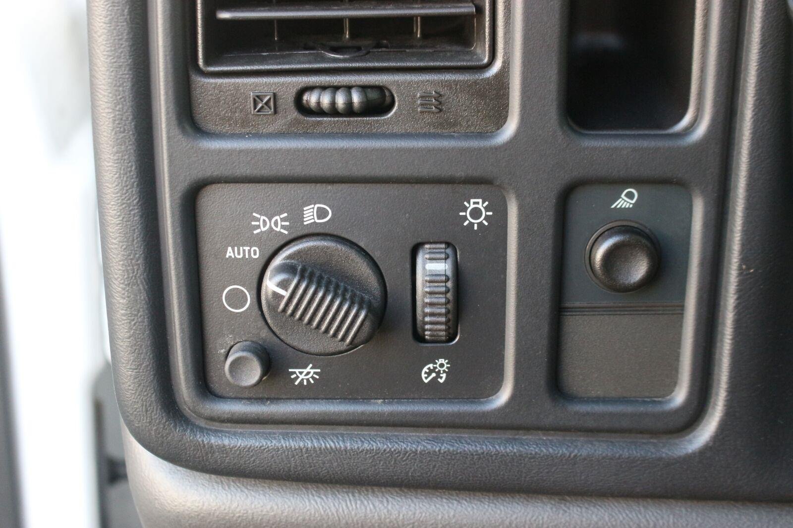 Used 2007 Chevrolet Silverado 2500 W/T w/ Heavy-Duty Power Package AWD/4WD image 23