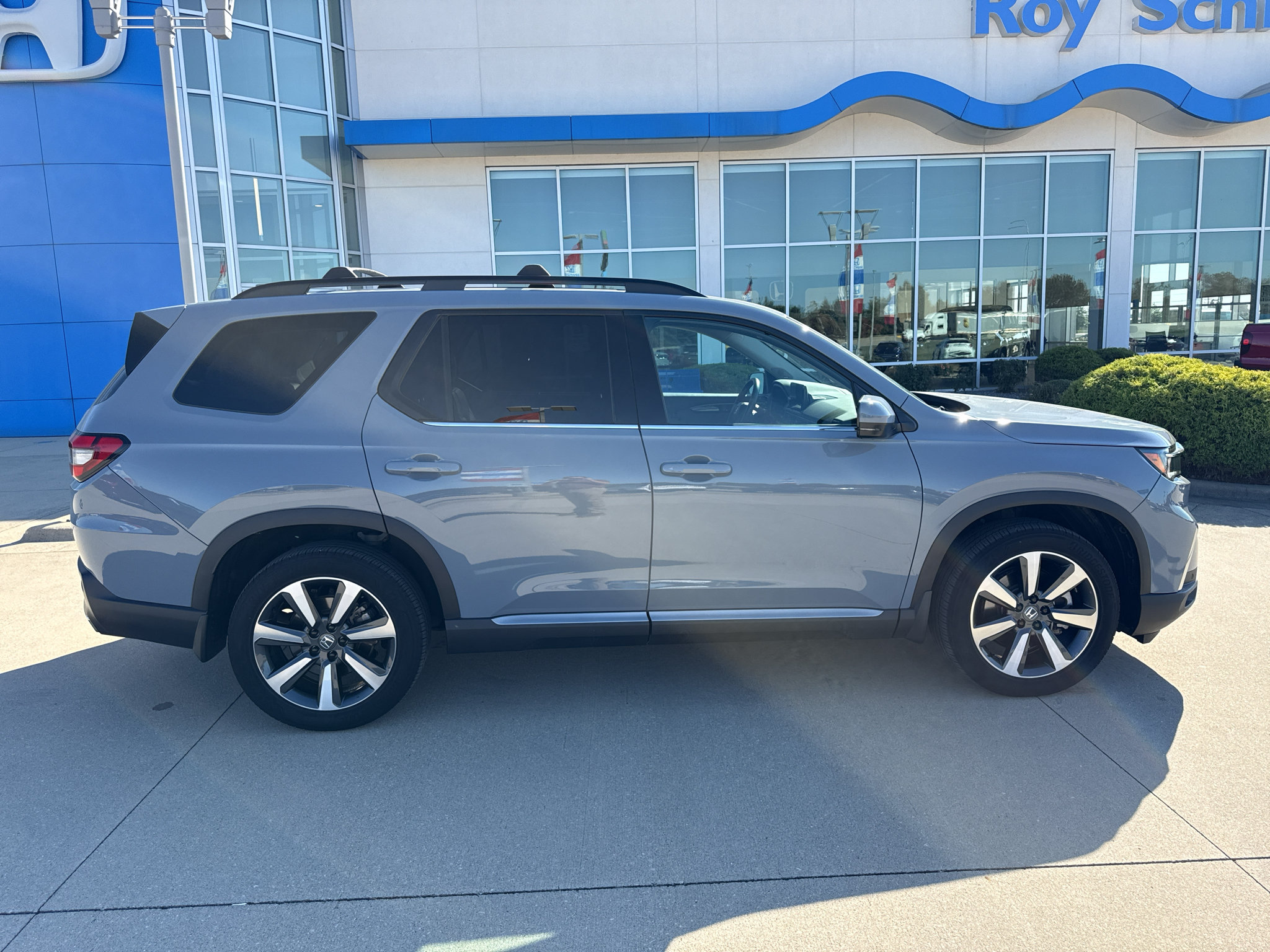 Used 2025 Honda Pilot Touring image 4