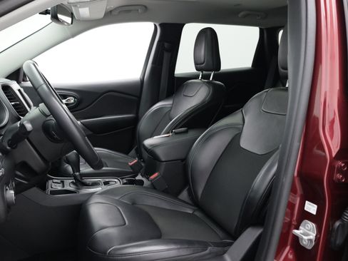 Used 2019 Jeep Cherokee Latitude Plus w/ Comfort/Convenience Group FWD image 25
