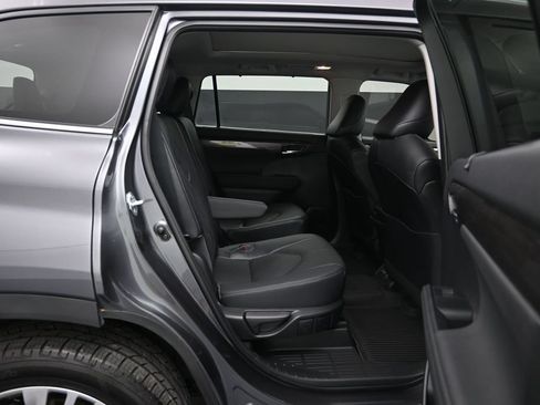 Used 2023 Toyota Highlander Platinum FWD image 27