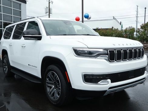 Used 2023 Jeep Wagoneer L Series II image 3