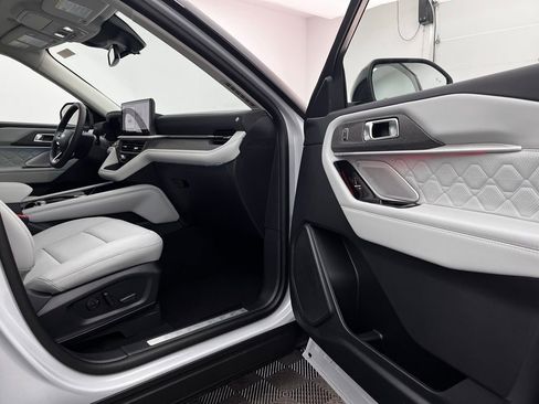 New 2026 Ford Explorer Platinum image 25