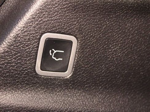 Used 2025 Chrysler Pacifica Select image 17