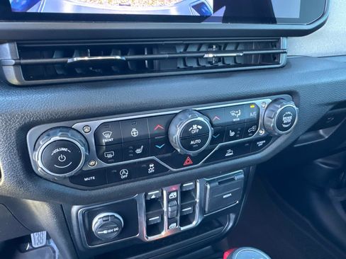 Certified 2024 Jeep Gladiator Sport AWD/4WD image 24
