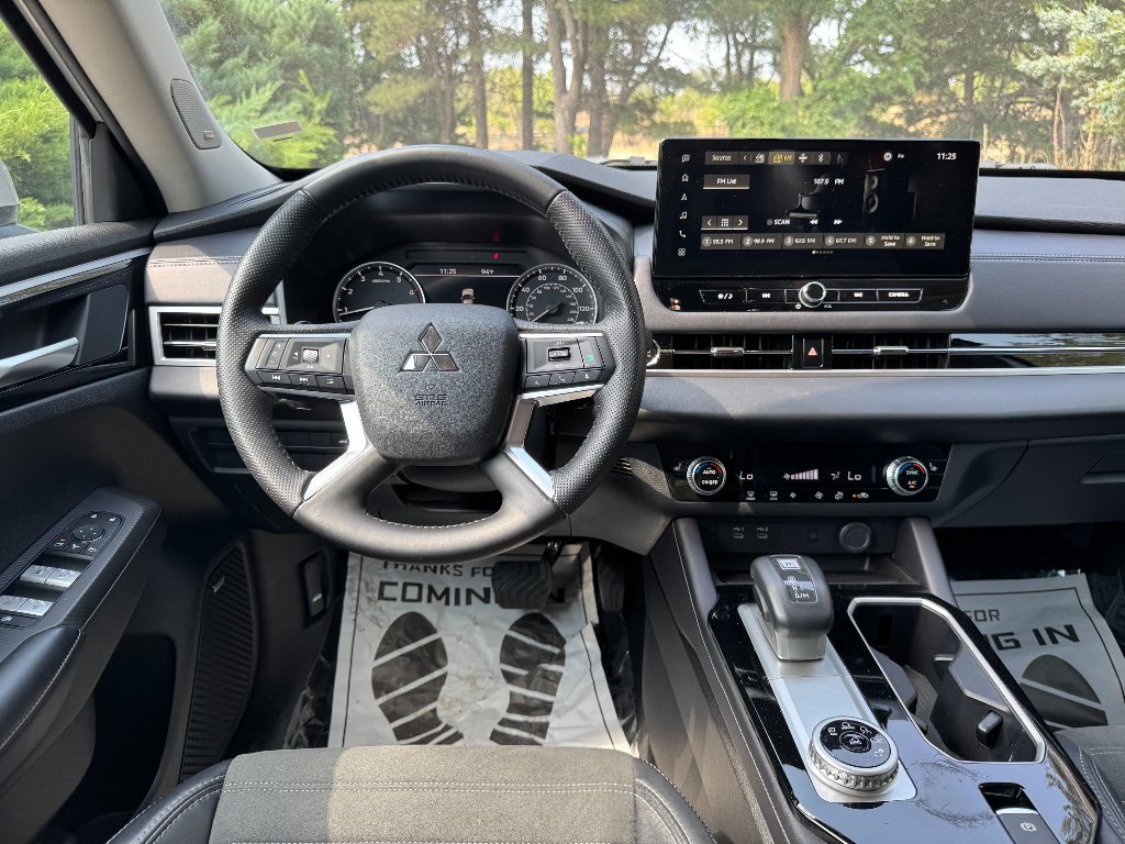 Used 2025 Mitsubishi Outlander SE FWD image 13