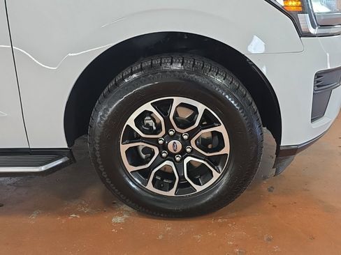 Used 2023 Ford Expedition Max XLT image 8