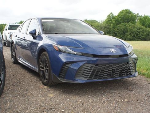 Used 2025 Toyota Camry SE image 1