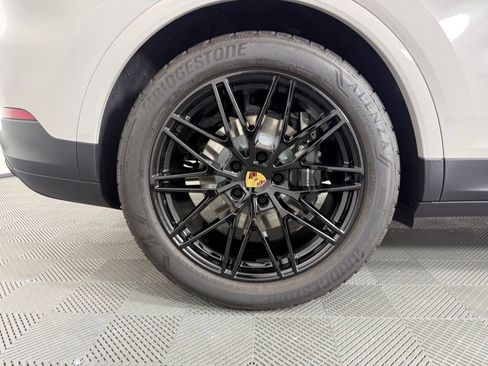 Certified 2024 Porsche Cayenne AWD/4WD image 12