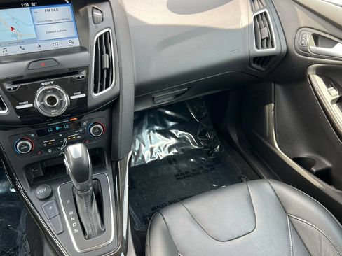 Used 2018 Ford Focus Titanium w/ Titanium Technology Package FWD image 30
