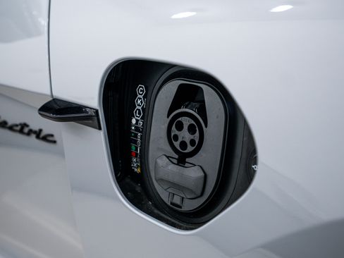 Certified 2025 Porsche Taycan 4S image 24