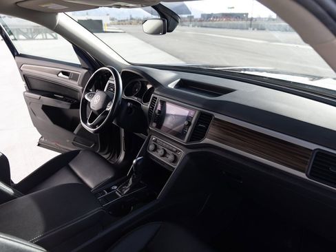 Used 2021 Volkswagen Atlas SE w/ Towing Package image 24