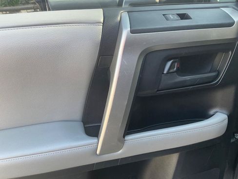 Used 2011 Toyota 4Runner SR5 w/ Convenience Pkg AWD/4WD image 19