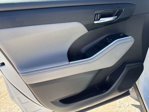 Used 2024 Toyota Highlander XLE image 23