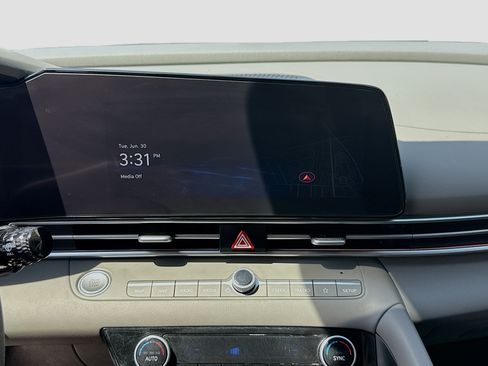 Used 2024 Hyundai Elantra SEL FWD image 10