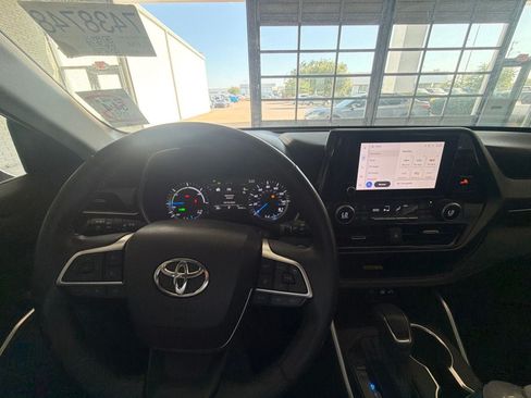 Used 2023 Toyota Highlander XLE FWD image 10