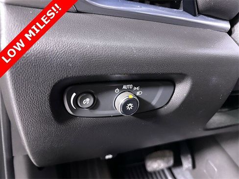 Used 2023 Chevrolet Traverse LT image 18