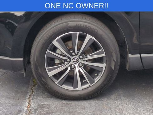 Used 2022 Toyota Venza LE image 10