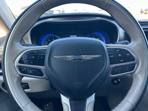 Used 2018 Chrysler Pacifica Limited image 26