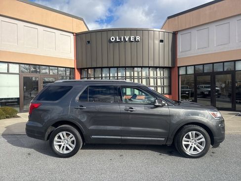 Used 2018 Ford Explorer XLT w/ Equipment Group 202A image 8