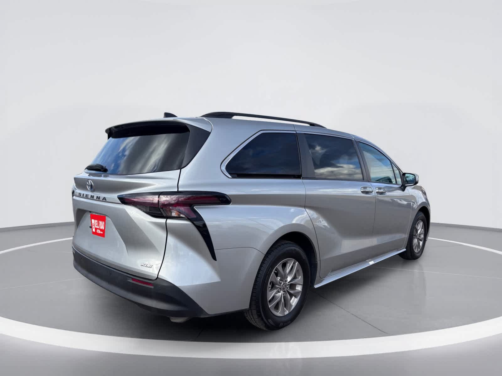 Used 2025 Toyota Sienna XLE FWD image 6