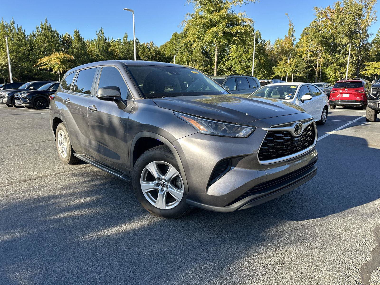 Used 2023 Toyota Highlander L FWD image 4