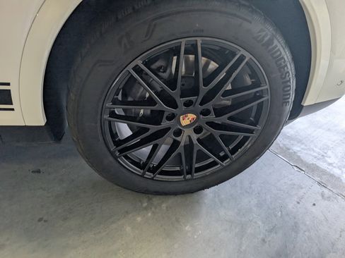 Used 2025 Porsche Cayenne image 19