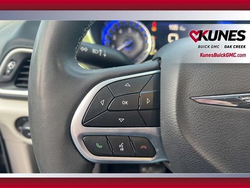 Used 2024 Chrysler Pacifica Touring-L FWD image 17