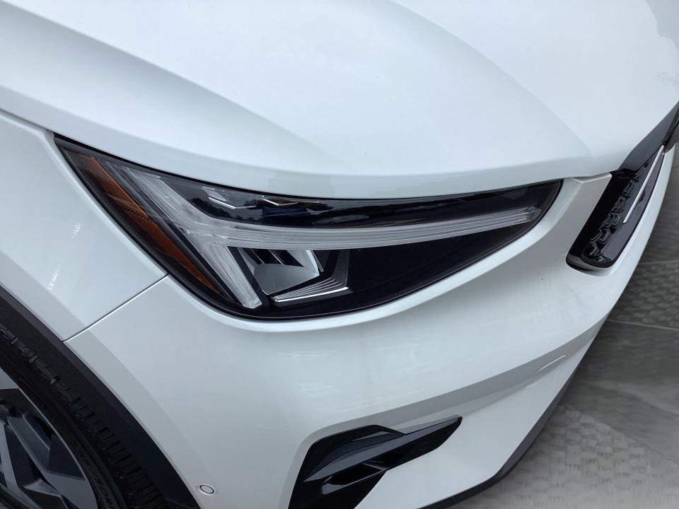 Certified 2025 Volvo XC40 B5 Plus AWD/4WD image 28