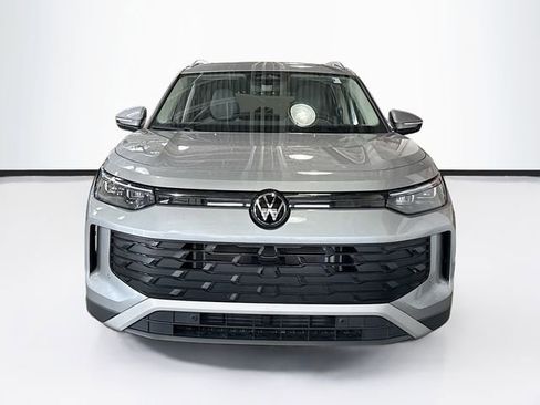 Used 2025 Volkswagen Tiguan SE AWD/4WD image 4