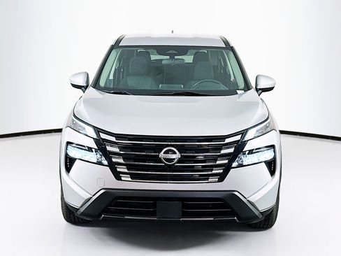 Used 2024 Nissan Rogue SV image 2