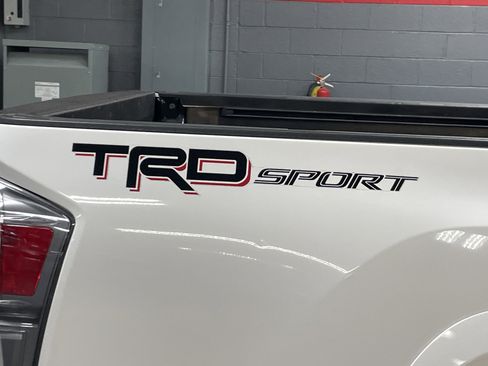 Used 2022 Toyota Tacoma TRD Sport w/ Technology Package RWD image 9