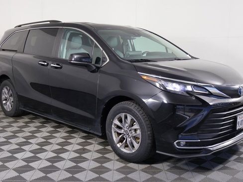 Used 2024 Toyota Sienna XLE FWD image 3