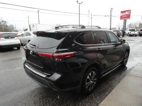 Used 2023 Toyota Highlander XLE AWD/4WD image 5