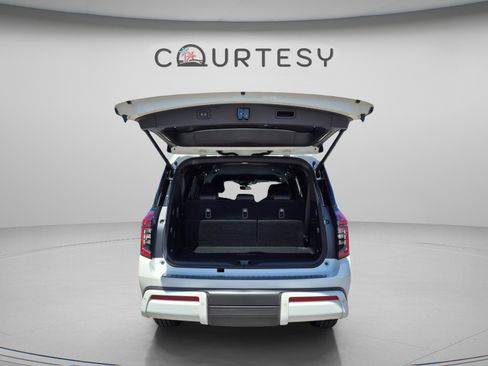 New 2026 Nissan Armada SL w/ Captain's Chari Seat Package AWD/4WD image 10