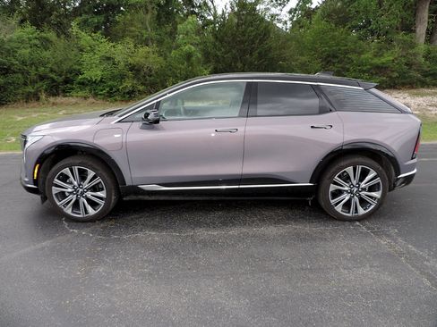 New 2026 Cadillac Optiq Luxury 2 image 8