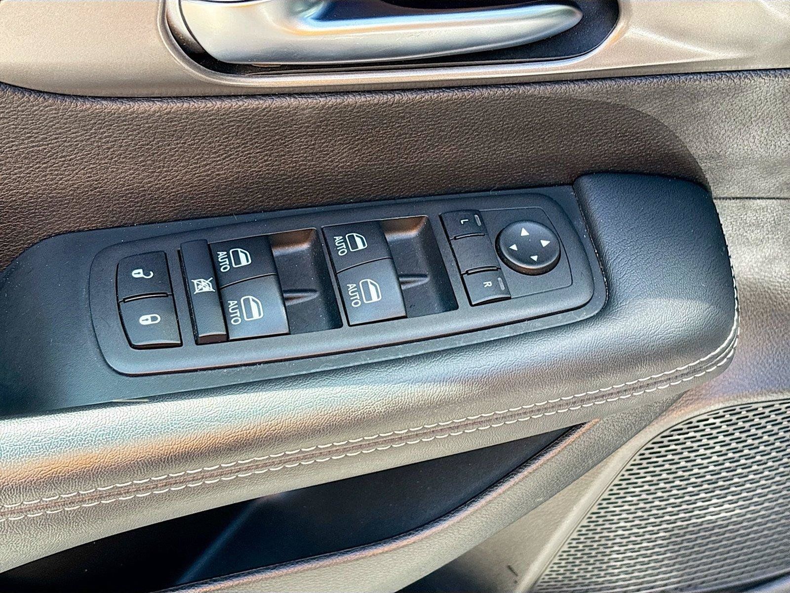 Used 2025 Chrysler Pacifica Select FWD image 17