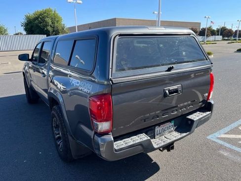 Used 2017 Toyota Tacoma TRD Sport w/ Tow Package (A/T) AWD/4WD image 5