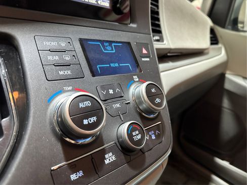 Used 2017 Toyota Sienna LE AWD/4WD image 22