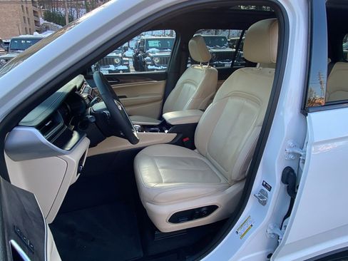 Certified 2023 Jeep Grand Cherokee Limited image 18